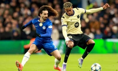 Lamine Yamal (d) trata de superar a Marc Cucurella, durante el partido que el Barcelona jugó contra el Chelsea en Stamford Bridge. EFE/EPA/NEIL HALL