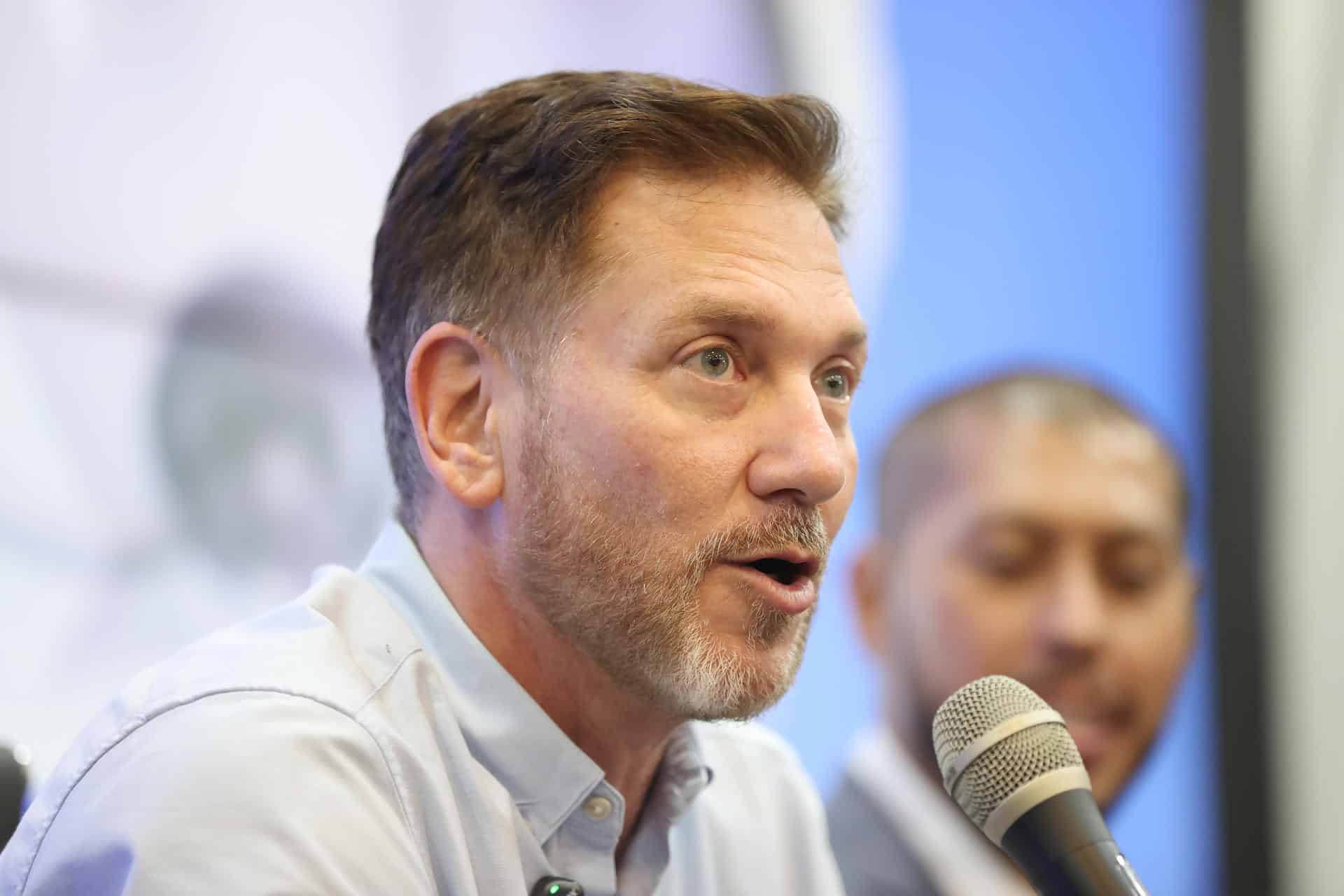 El presidente de la Conmebol, Alejandro Domínguez, habla este miércoles en una rueda de prensa en Luque (Paraguay). EFE/ Juan Pablo Pino