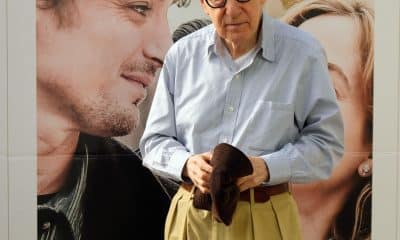 Foto de archivo dl director neoyorquino Woody Allen posando durante la presentación en Barcelona en 2023 de su última película, "Golpe de suerte", rodada en francés en París, con algunos de los ingredientes habituales de su filmografía. EFE/Enric Fontcuberta
