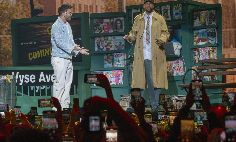 El cantante Romeo Santos (d) junto a Prince Roy se presentan en un concierto de formato 'listening party' previo al lanzamiento de su nuevo álbum este miércoles, en el Madison Square Garden en Nueva York (Estados Unidos). EFE/ Angel Colmenares