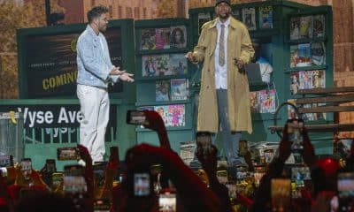 El cantante Romeo Santos (d) junto a Prince Roy se presentan en un concierto de formato 'listening party' previo al lanzamiento de su nuevo álbum este miércoles, en el Madison Square Garden en Nueva York (Estados Unidos). EFE/ Angel Colmenares