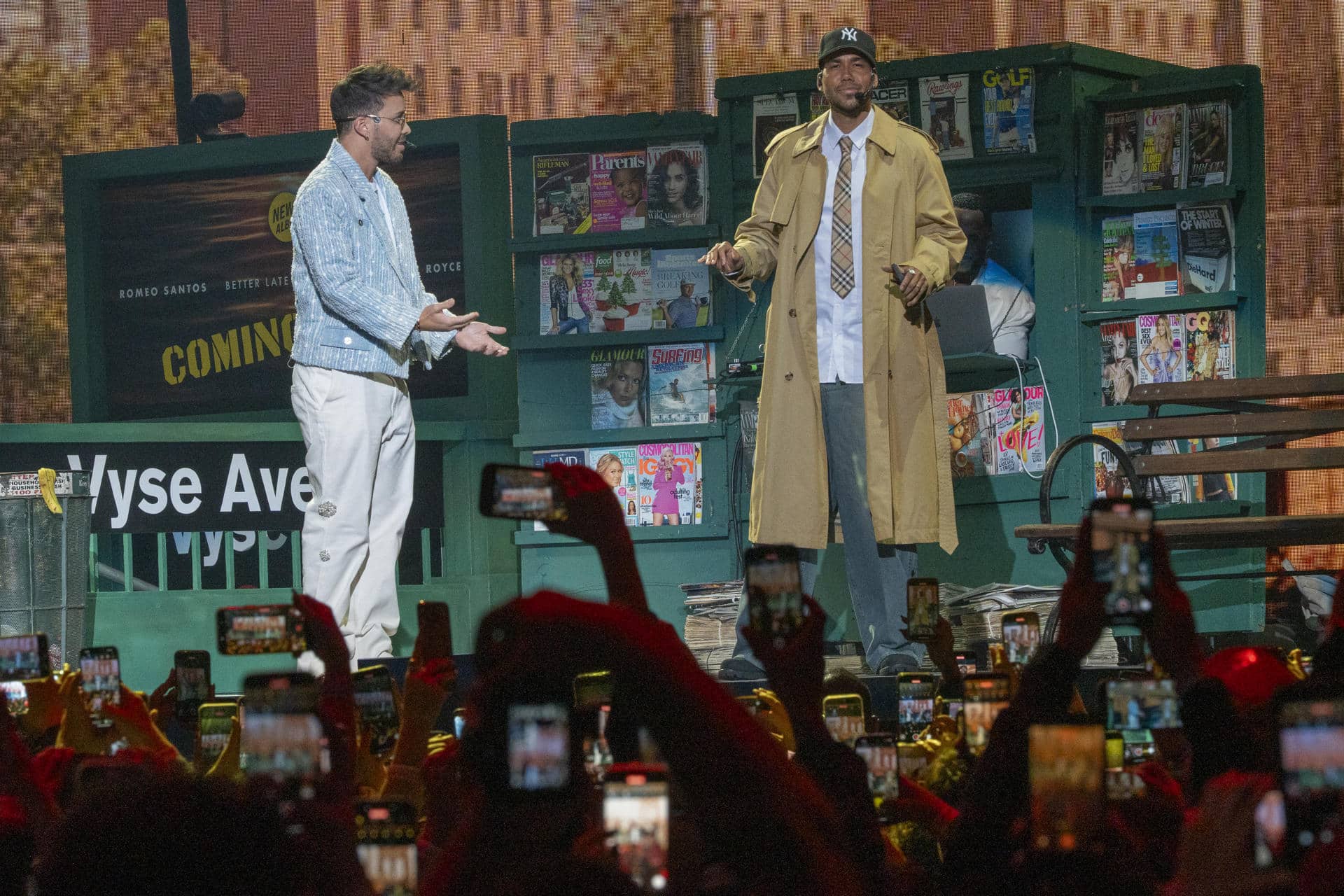 El cantante Romeo Santos (d) junto a Prince Roy se presentan en un concierto de formato 'listening party' previo al lanzamiento de su nuevo álbum este miércoles, en el Madison Square Garden en Nueva York (Estados Unidos). EFE/ Angel Colmenares