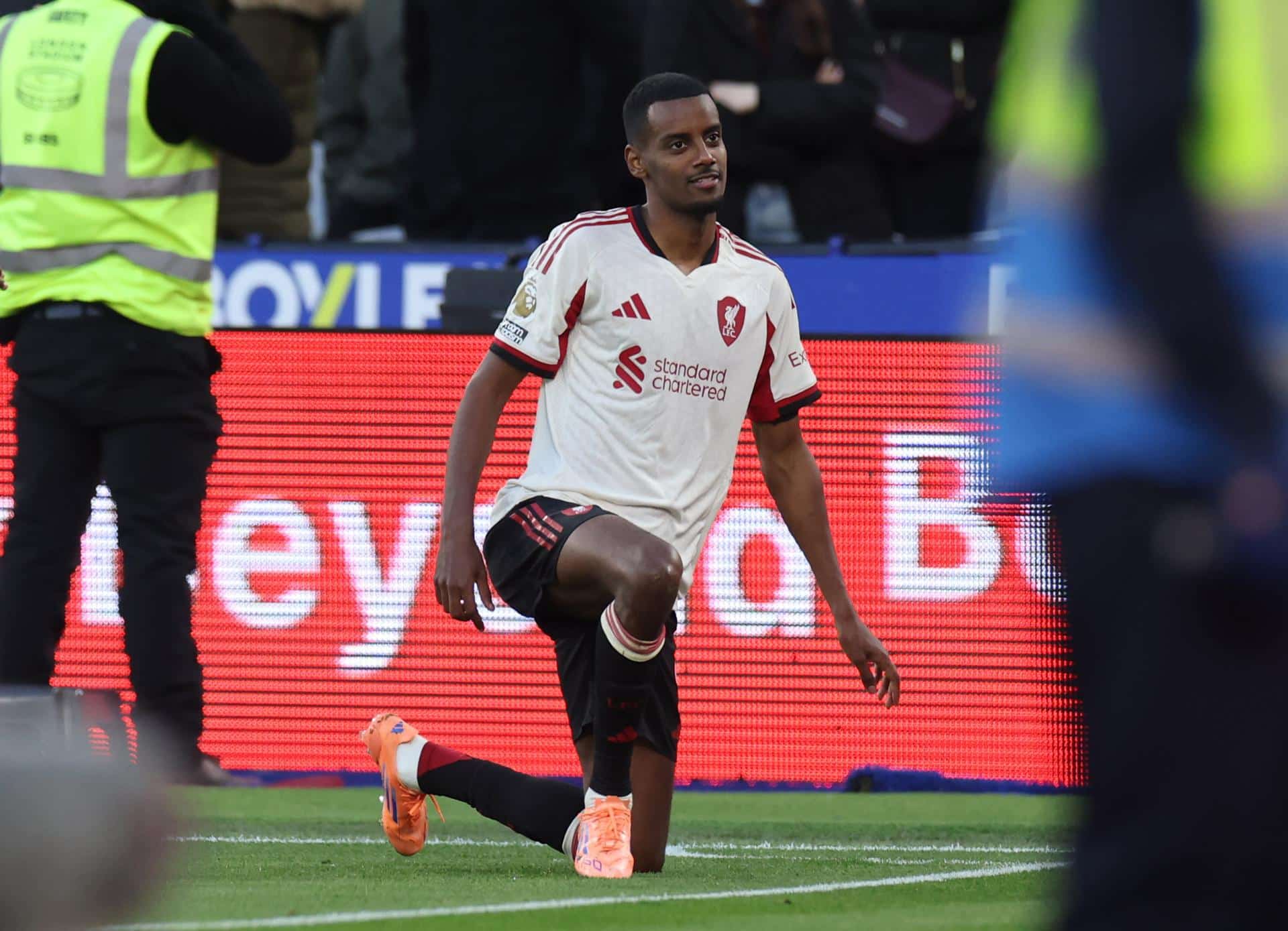 El jugador del Liverpool Alexander Isak celebra el 0-1 durante el partido de la Premier League que han jugado West Ham y Liverpool en Londres, Reino Unido. EFE/EPA/NEIL HALL