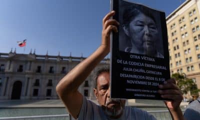 Fotografía de archivo de un hombre al sostener una imagen de la desaparecida lideresa mapuche Julia Chuñil, durante una manifestación, en Santiago de Chile. EFE/Ailen Díaz