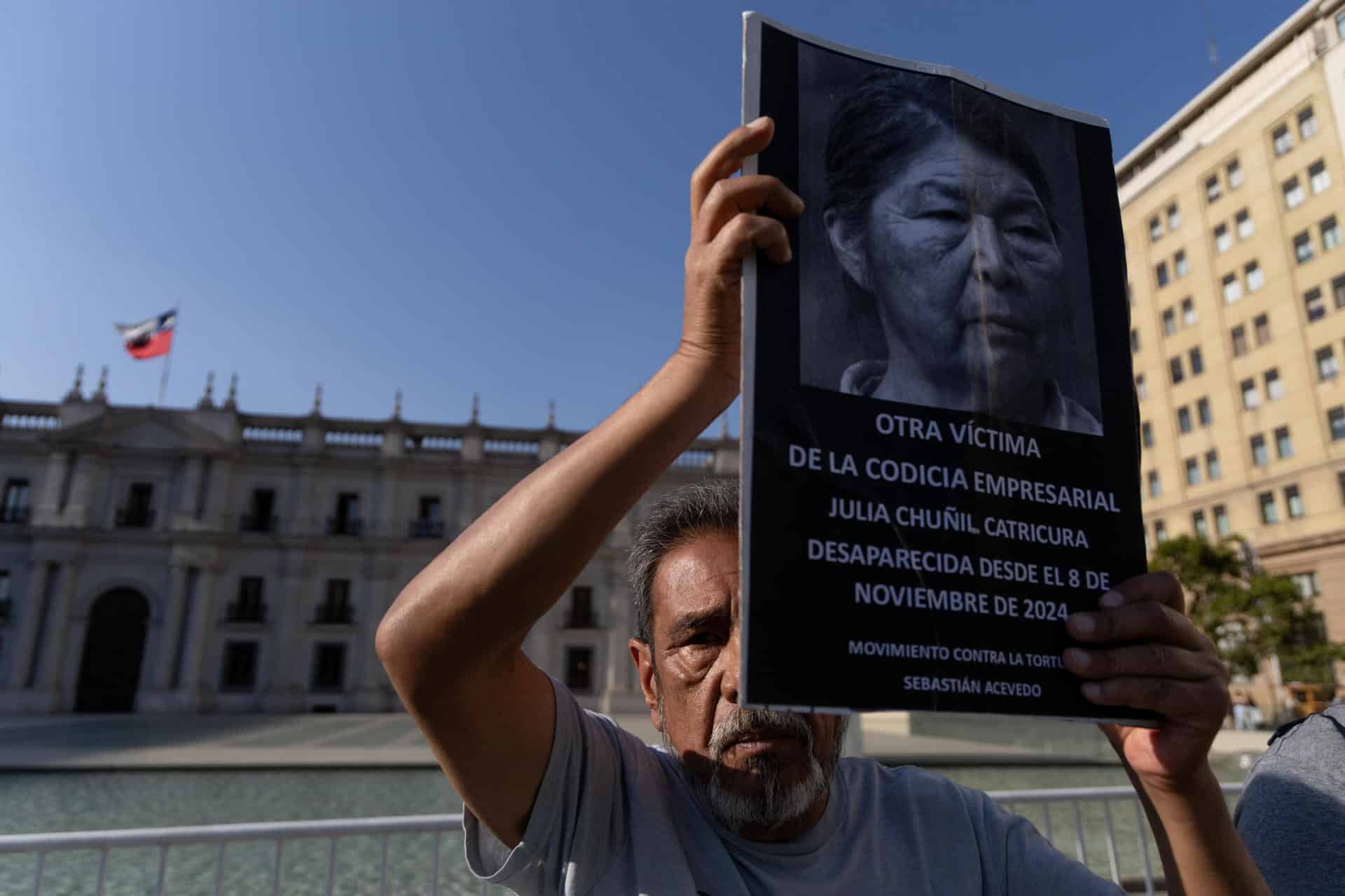 Fotografía de archivo de un hombre al sostener una imagen de la desaparecida lideresa mapuche Julia Chuñil, durante una manifestación, en Santiago de Chile. EFE/Ailen Díaz