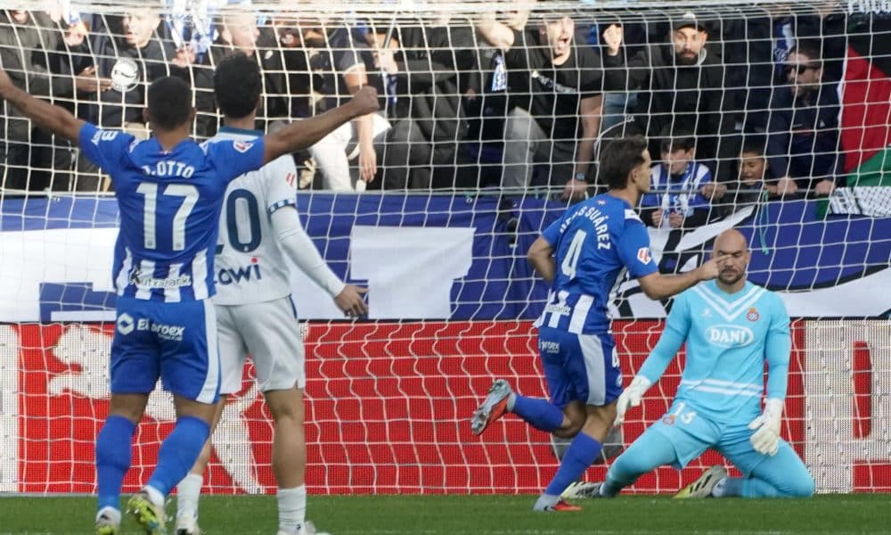 El centrocampista del Alavés Denis Suárez (2d) celebra el primer gol del equipo en el partido de LaLiga entre el Alavés y el Espanyol disputado en el estadio de Mendizorrotza. EFE / L. Rico