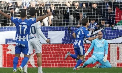 El centrocampista del Alavés Denis Suárez (2d) celebra el primer gol del equipo en el partido de LaLiga entre el Alavés y el Espanyol disputado en el estadio de Mendizorrotza. EFE / L. Rico