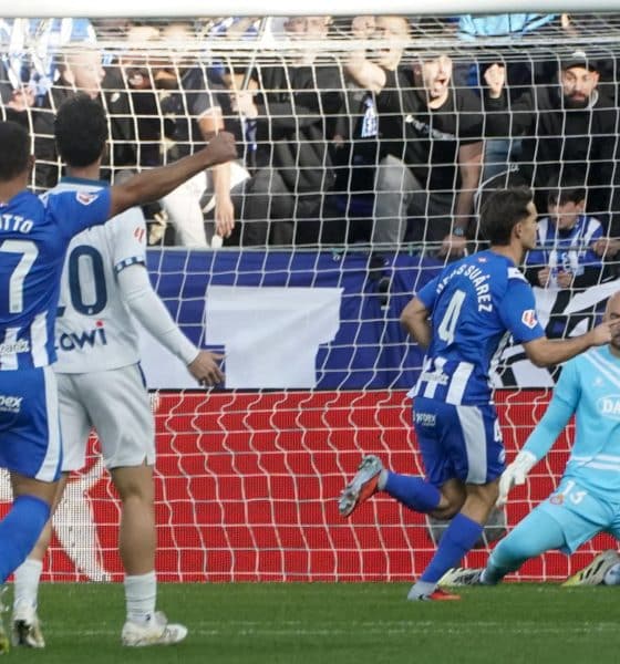 El centrocampista del Alavés Denis Suárez (2d) celebra el primer gol del equipo en el partido de LaLiga entre el Alavés y el Espanyol disputado en el estadio de Mendizorrotza. EFE / L. Rico