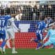El centrocampista del Alavés Denis Suárez (2d) celebra el primer gol del equipo en el partido de LaLiga entre el Alavés y el Espanyol disputado en el estadio de Mendizorrotza. EFE / L. Rico