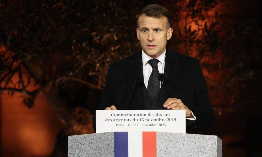 El presidente de Francia, Emmanuel Macron, pronuncia un discurso durante una ceremonia que conmemora una década desde los ataques de París de noviembre de 2015 en el 'Jardin du 13 novembre 2015' en París, Francia, el 13 de noviembre de 2025. El día marca el 10º aniversario de los ataques terroristas coordinados que mataron a 130 personas e hirieron a cientos, dirigidos al Bataclan Concert Hall, Stade de France y cafés parisinos. (Terrorista, Francia) EFE/EPA/LUDOVIC MARIN / POOL MAXPPP OUT