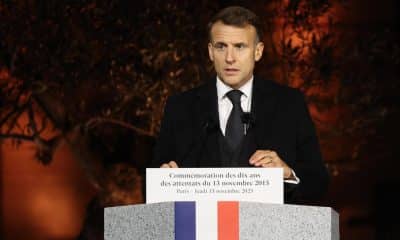El presidente de Francia, Emmanuel Macron, pronuncia un discurso durante una ceremonia que conmemora una década desde los ataques de París de noviembre de 2015 en el 'Jardin du 13 novembre 2015' en París, Francia, el 13 de noviembre de 2025. El día marca el 10º aniversario de los ataques terroristas coordinados que mataron a 130 personas e hirieron a cientos, dirigidos al Bataclan Concert Hall, Stade de France y cafés parisinos. (Terrorista, Francia) EFE/EPA/LUDOVIC MARIN / POOL MAXPPP OUT