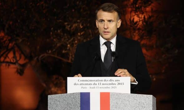 El presidente de Francia, Emmanuel Macron, pronuncia un discurso durante una ceremonia que conmemora una década desde los ataques de París de noviembre de 2015 en el 'Jardin du 13 novembre 2015' en París, Francia, el 13 de noviembre de 2025. El día marca el 10º aniversario de los ataques terroristas coordinados que mataron a 130 personas e hirieron a cientos, dirigidos al Bataclan Concert Hall, Stade de France y cafés parisinos. (Terrorista, Francia) EFE/EPA/LUDOVIC MARIN / POOL MAXPPP OUT