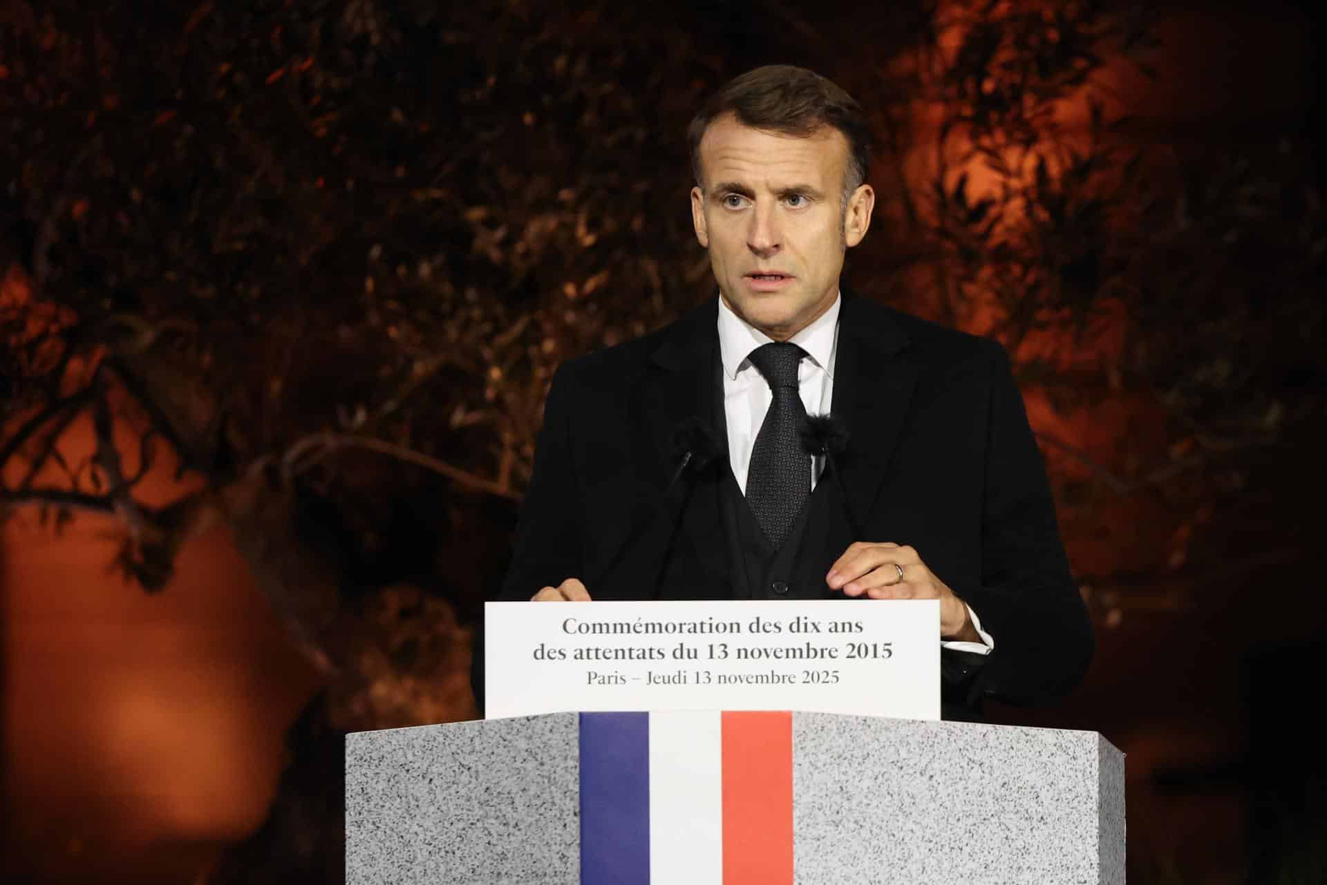 El presidente de Francia, Emmanuel Macron, pronuncia un discurso durante una ceremonia que conmemora una década desde los ataques de París de noviembre de 2015 en el 'Jardin du 13 novembre 2015' en París, Francia, el 13 de noviembre de 2025. El día marca el 10º aniversario de los ataques terroristas coordinados que mataron a 130 personas e hirieron a cientos, dirigidos al Bataclan Concert Hall, Stade de France y cafés parisinos. (Terrorista, Francia) EFE/EPA/LUDOVIC MARIN / POOL MAXPPP OUT