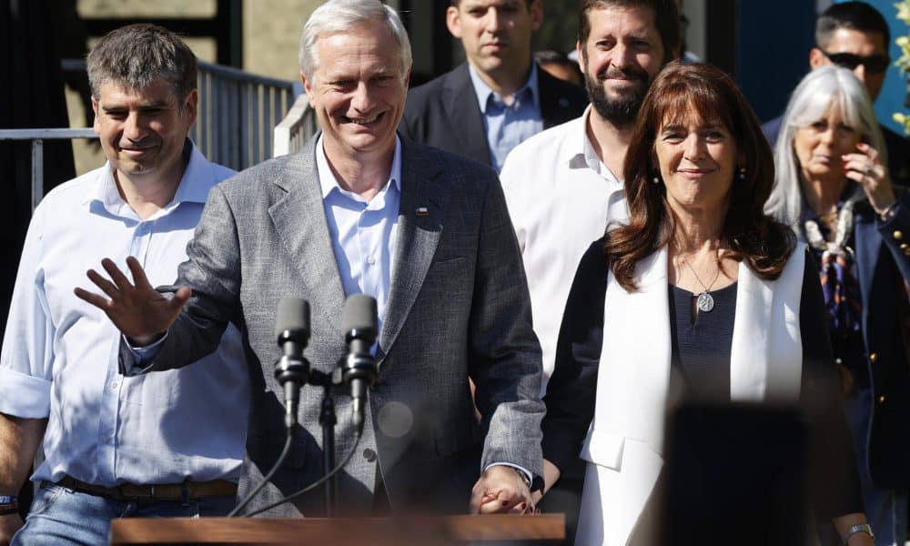 El candidato a la Presidencia de Chile José Antonio Kast junto a su esposa Pía Adriazola saluda a sus seguidores este domingo, en Paine (Chile). EFE/ Elvis González