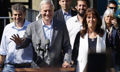 El candidato a la Presidencia de Chile José Antonio Kast junto a su esposa Pía Adriazola saluda a sus seguidores este domingo, en Paine (Chile). EFE/ Elvis González