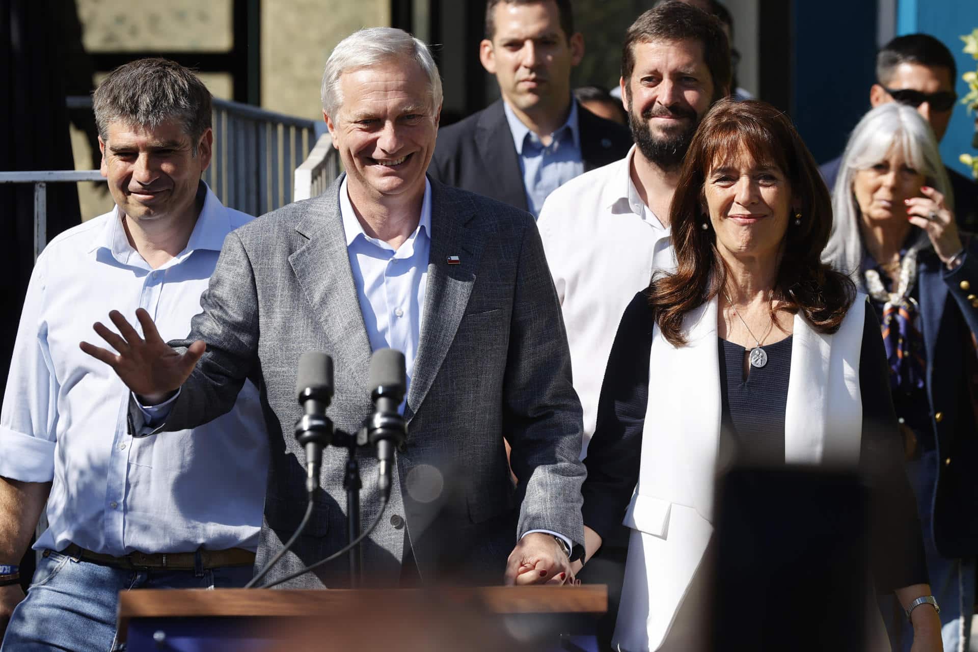 El candidato a la Presidencia de Chile José Antonio Kast junto a su esposa Pía Adriazola saluda a sus seguidores este domingo, en Paine (Chile). EFE/ Elvis González