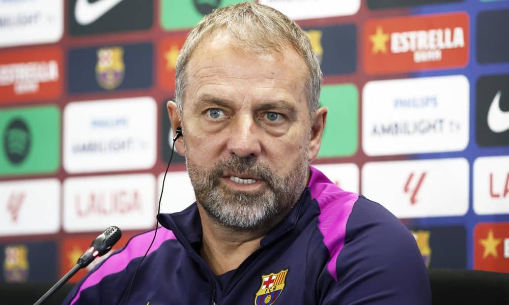 El entrenador del FC Barcelona, Hansi Flick, durante la rueda de prensa después del entrenamiento de la plantilla azulgrana en la Ciudad Deportiva Joan Gamper. EFE/ Andreu Dalmau