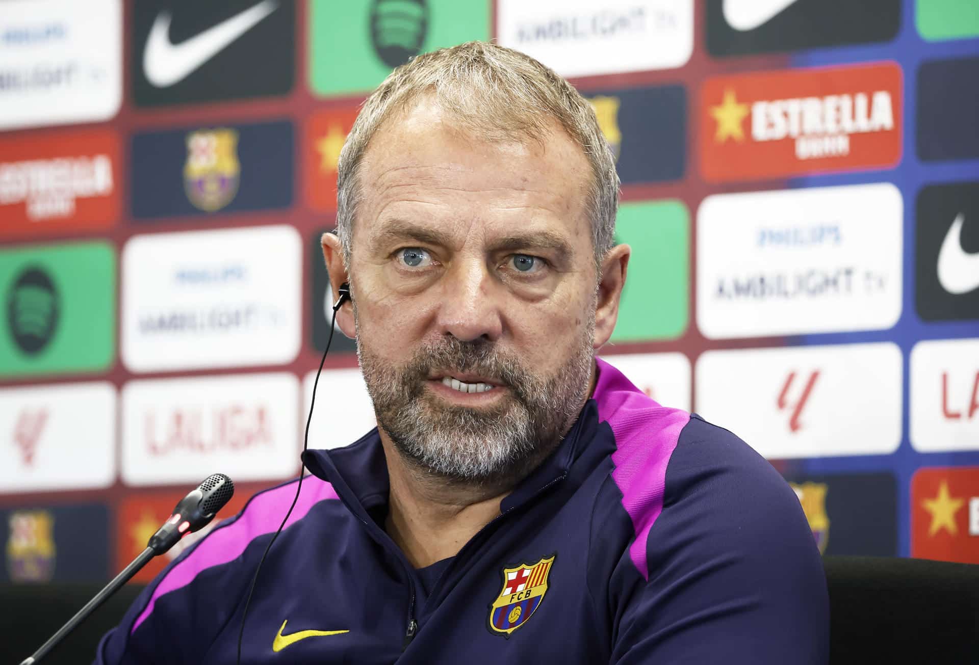 El entrenador del FC Barcelona, Hansi Flick, durante la rueda de prensa después del entrenamiento de la plantilla azulgrana en la Ciudad Deportiva Joan Gamper. EFE/ Andreu Dalmau