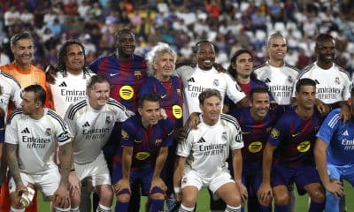 Jugadores del Real Madrid Leyendas y FC Barcelona Leyendas forman previo un partido en el estadio Nacional Jorge "Mágico" González en San Salvador. EFE/Rodrigo Sura