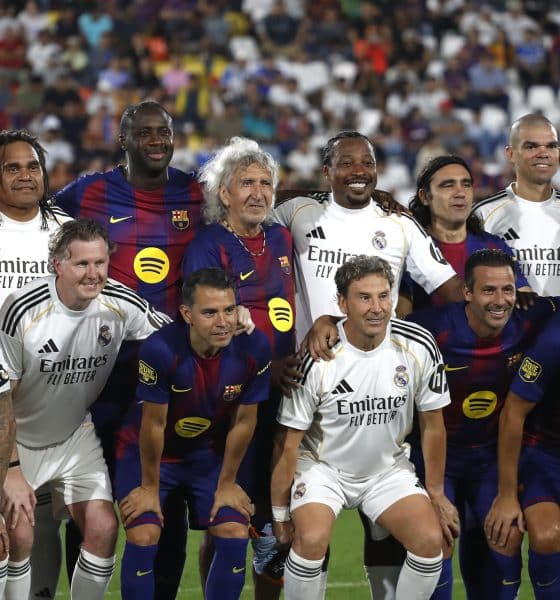 Jugadores del Real Madrid Leyendas y FC Barcelona Leyendas forman previo un partido en el estadio Nacional Jorge "Mágico" González en San Salvador. EFE/Rodrigo Sura