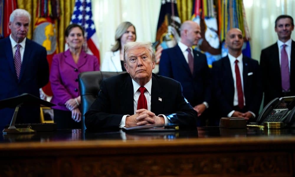 El presidente de EE.UU., Donald Trump (c), habla en el Despacho Oval de la Casa Blanca en Washington, DC. EFE/AARON SCHWARTZ
 
//////////
 
Washington (United States), 06/11/2025.- US President Donald Trump (C) speaks in the Oval Office of the White House in Washington, DC, US, 06 November 2025. Eli Lilly & Co. and Novo Nordisk A/S have secured deals with the Trump administration to slash prices for their blockbuster weight-loss drugs in exchange for tariff relief and wider access for Medicare patients. EFE/EPA/AARON SCHWARTZ / POOL