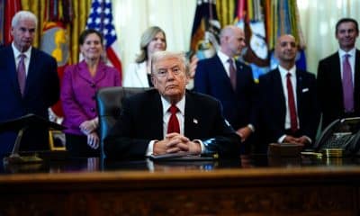 El presidente de EE.UU., Donald Trump (c), habla en el Despacho Oval de la Casa Blanca en Washington, DC. EFE/AARON SCHWARTZ
 
//////////
 
Washington (United States), 06/11/2025.- US President Donald Trump (C) speaks in the Oval Office of the White House in Washington, DC, US, 06 November 2025. Eli Lilly & Co. and Novo Nordisk A/S have secured deals with the Trump administration to slash prices for their blockbuster weight-loss drugs in exchange for tariff relief and wider access for Medicare patients. EFE/EPA/AARON SCHWARTZ / POOL