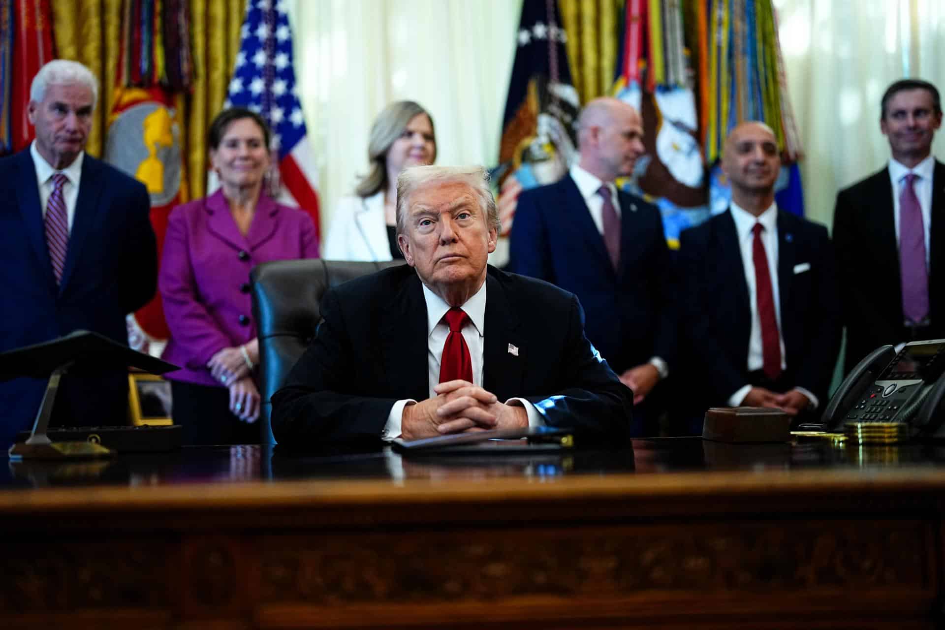 El presidente de EE.UU., Donald Trump (c), habla en el Despacho Oval de la Casa Blanca en Washington, DC. EFE/AARON SCHWARTZ
 
//////////
 
Washington (United States), 06/11/2025.- US President Donald Trump (C) speaks in the Oval Office of the White House in Washington, DC, US, 06 November 2025. Eli Lilly & Co. and Novo Nordisk A/S have secured deals with the Trump administration to slash prices for their blockbuster weight-loss drugs in exchange for tariff relief and wider access for Medicare patients. EFE/EPA/AARON SCHWARTZ / POOL
