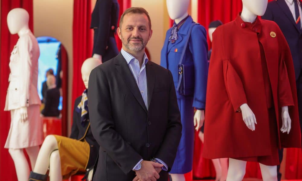 AME6246. SAO PAULO (BRASIL), 06/11/2025.- El director de operaciones globales de la aerolínea española Iberia, Ramiro Sequeira (d), posa este jueves, en São Paulo (Brasil). Iberia celebró el lanzamiento de una nueva ruta que, a partir del próximo 19 de enero, conectará de forma directa y con una frecuencia semanal de tres vuelos el aeropuerto internacional de la ciudad de Fortaleza, la mayor del noreste de Brasil, con Madrid. EFE/ Nilton Fukuda