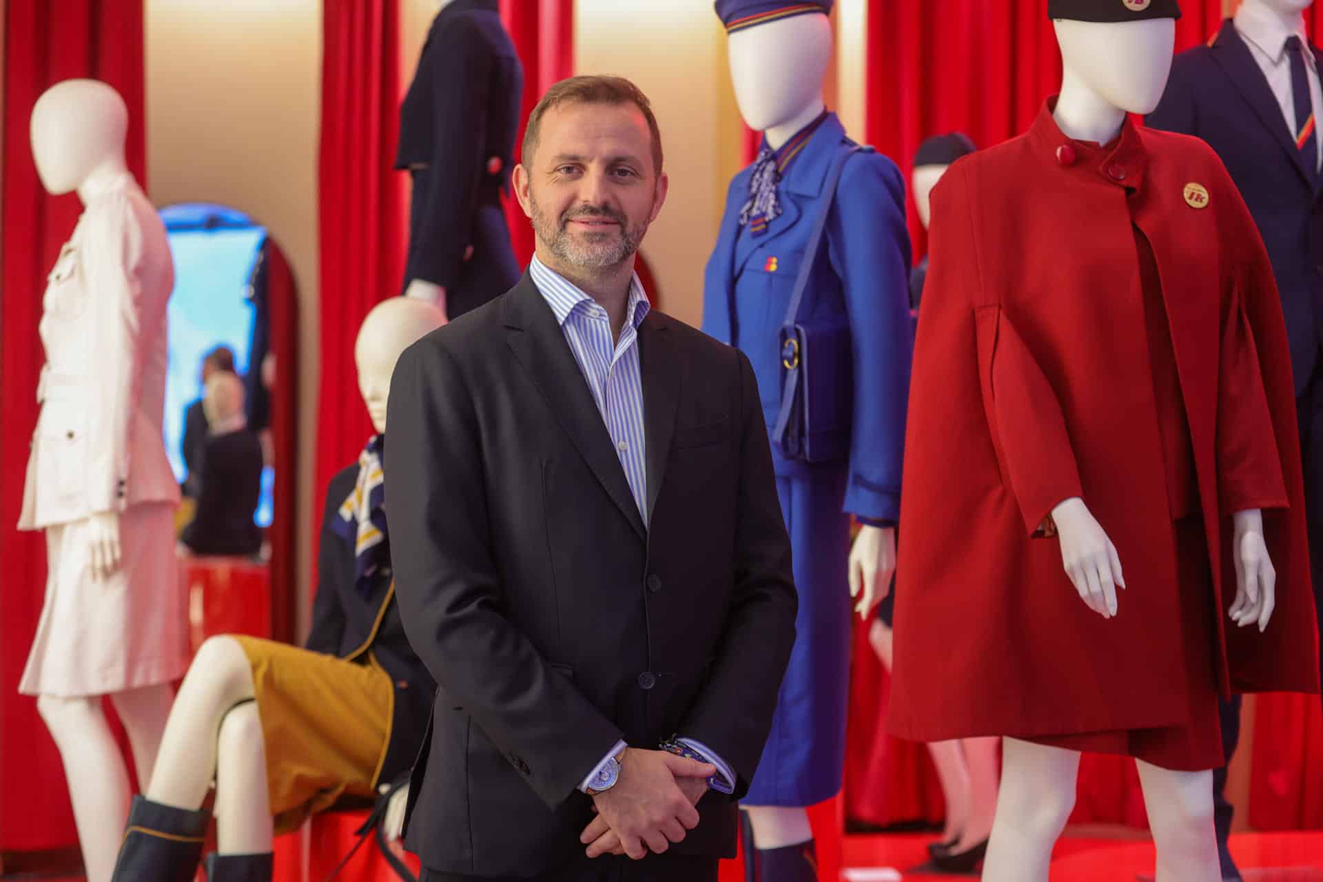 AME6246. SAO PAULO (BRASIL), 06/11/2025.- El director de operaciones globales de la aerolínea española Iberia, Ramiro Sequeira (d), posa este jueves, en São Paulo (Brasil). Iberia celebró el lanzamiento de una nueva ruta que, a partir del próximo 19 de enero, conectará de forma directa y con una frecuencia semanal de tres vuelos el aeropuerto internacional de la ciudad de Fortaleza, la mayor del noreste de Brasil, con Madrid. EFE/ Nilton Fukuda