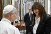 Foto cedida por el Vaticano que muestra al papa León XIV (d) saludando a la actriz y modelo italiana Monica Belucci durante una audiencia especial con el mundo del cine, este sábado en el Palacio Apostólico de la Ciudad del Vaticano. EFE/EPA/Vaticano/Cedida/ USO EDITORIAL SOLO/NO VENTAS