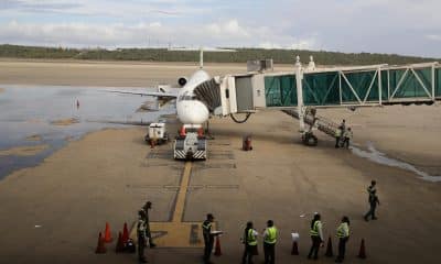 Fotografía que muestra aviones en la pista del aeropuerto este miércoles, 26 de noviembre de 2025, en el aeropuerto internacional Simón Bolívar, que sirve a Caracas, en Maiquetía (Venezuela). EFE/ Ronald Pena R