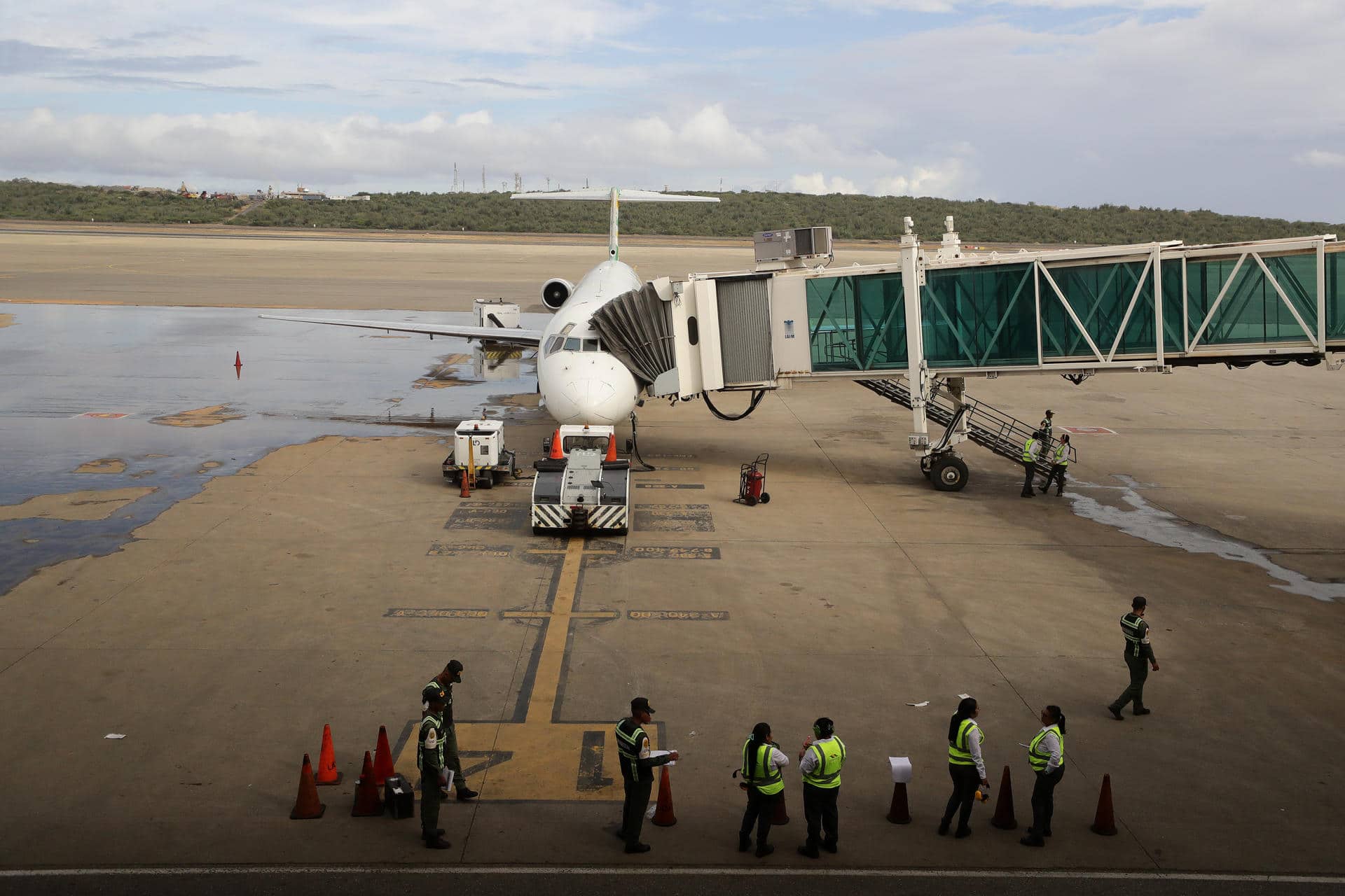 Fotografía que muestra aviones en la pista del aeropuerto este miércoles, 26 de noviembre de 2025, en el aeropuerto internacional Simón Bolívar, que sirve a Caracas, en Maiquetía (Venezuela). EFE/ Ronald Pena R