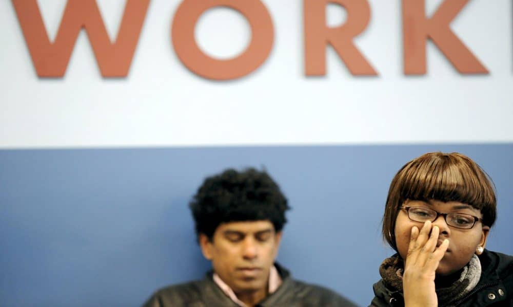 Rebecca Amadeo (d) espera ser atendida en el centro de desempleo Workforce1 Career Center en Brooklyn, Nueva York, EEUU. Imagen de archivo. EFE/Justin Lane