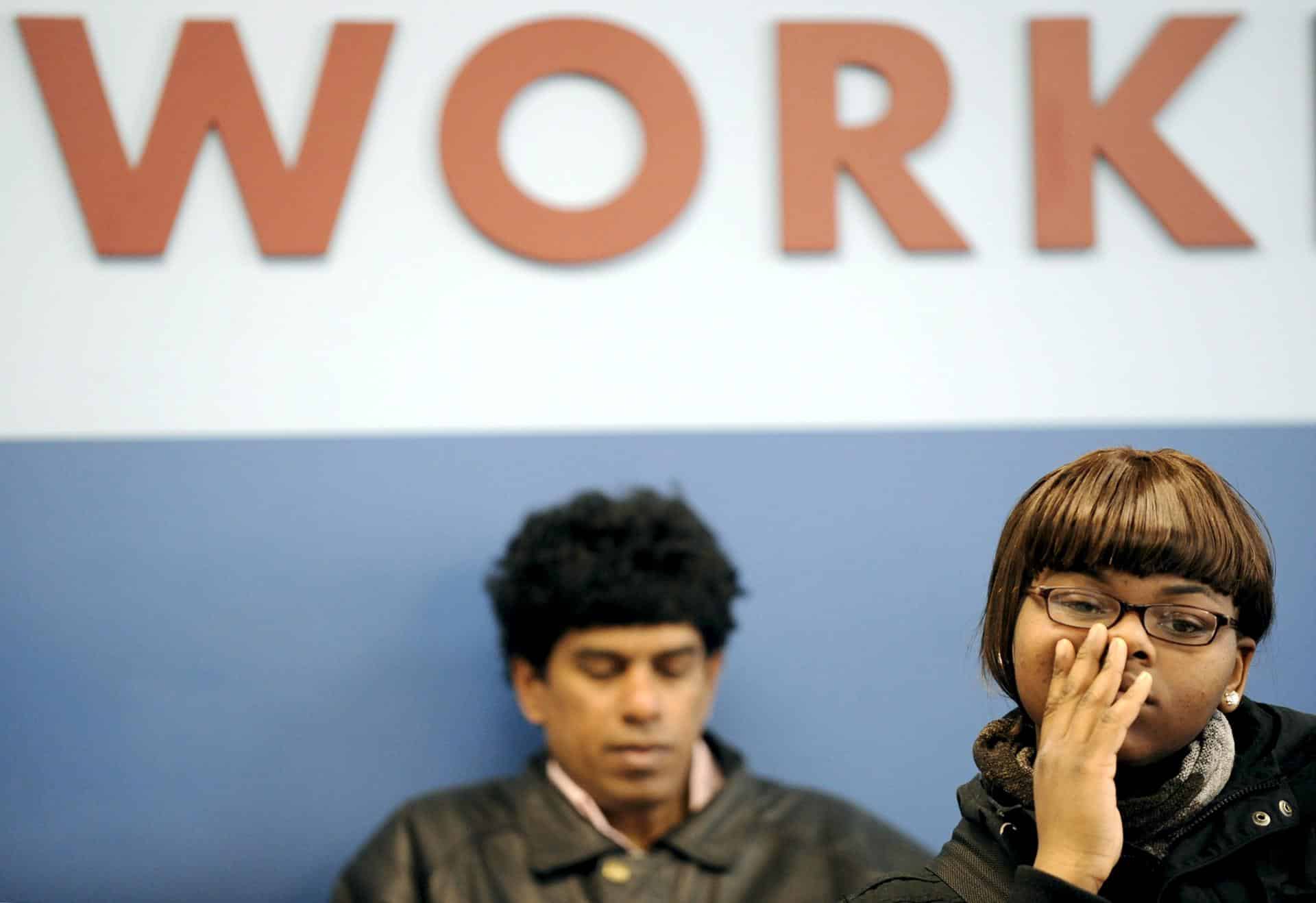 Rebecca Amadeo (d) espera ser atendida en el centro de desempleo Workforce1 Career Center en Brooklyn, Nueva York, EEUU. Imagen de archivo. EFE/Justin Lane