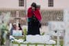 Una mujer indígena llora frente a una tumba en un cementerio este domingo Día de los Difuntos, en Punín, provincia de Chimborazo (Ecuador). EFE/ José Jácome
