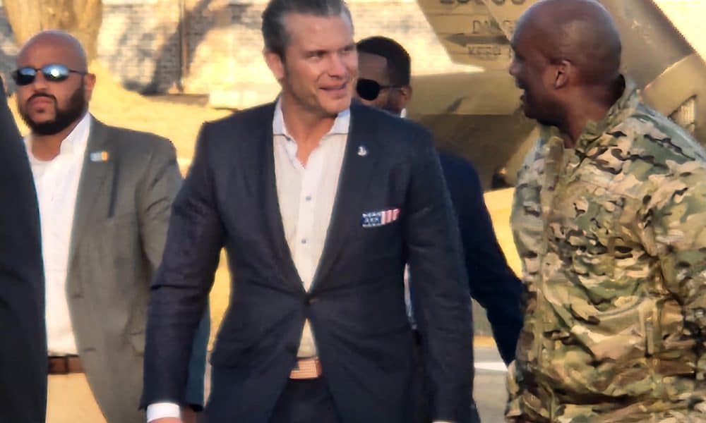 El secretario de Defensa de EE.UU., Pete Hegseth (c), llega al Campamento Bonifas de EE.UU., en la parte surcoreana del Área de Seguridad Conjunta dentro de la Zona Desmilitarizada que separa las dos Coreas, en Paju, Corea del Sur, el 3 de noviembre de 2025. EFE/EPA/YONHAP SOUTH KOREA OUT