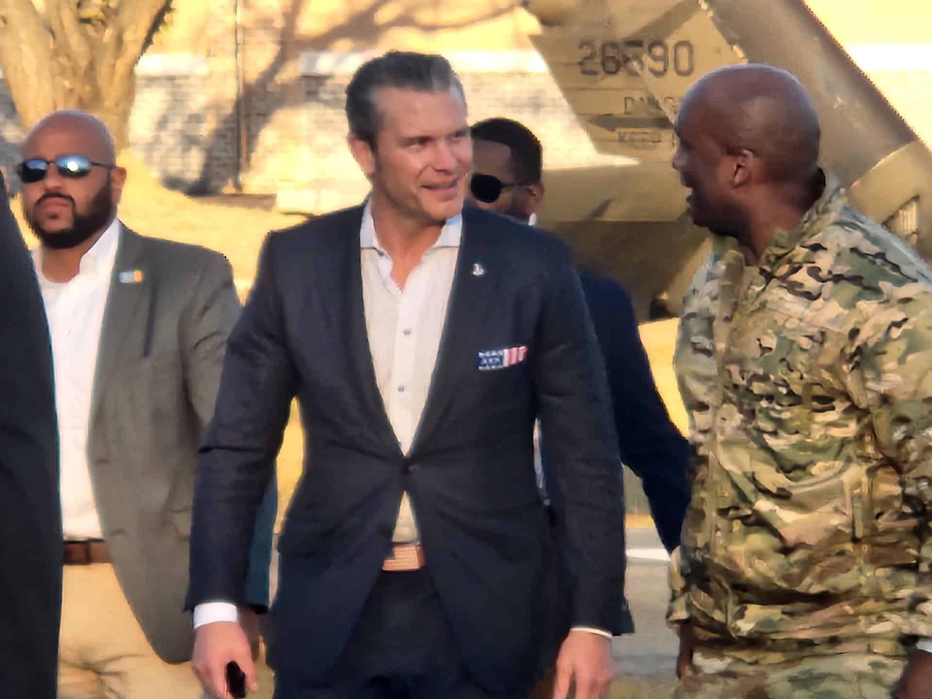El secretario de Defensa de EE.UU., Pete Hegseth (c), llega al Campamento Bonifas de EE.UU., en la parte surcoreana del Área de Seguridad Conjunta dentro de la Zona Desmilitarizada que separa las dos Coreas, en Paju, Corea del Sur, el 3 de noviembre de 2025. EFE/EPA/YONHAP SOUTH KOREA OUT