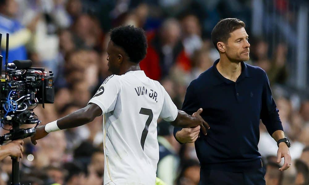 El delantero del Real Madrid Vinicius Jr. (i) saluda a Xabi Alonso tras el cambio durante el partido de la jornada 11 de LaLiga que Real Madrid y Valencia CF disputaron en el estadio Santiago Bernabéu. EFE/Javier Lizón