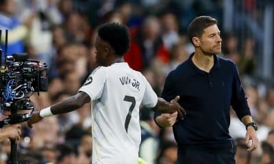El delantero del Real Madrid Vinicius Jr. (i) saluda a Xabi Alonso tras el cambio durante el partido de la jornada 11 de LaLiga que Real Madrid y Valencia CF disputaron en el estadio Santiago Bernabéu. EFE/Javier Lizón