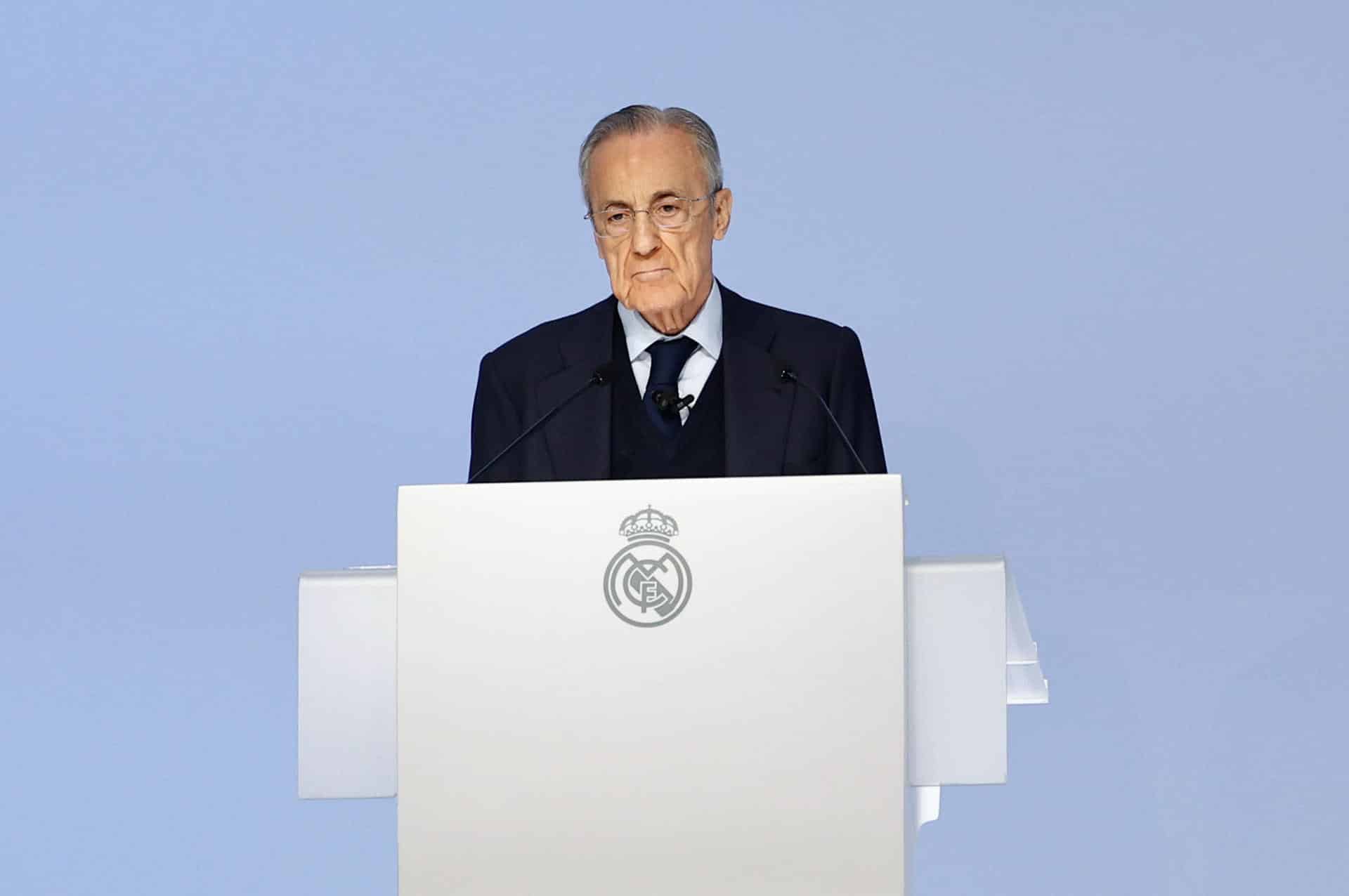 El presidente del Real Madrid, Florentino Pérez, interviene en la asamblea general ordinaria del club en Madrid. Una reunión de los socios compromisarios para avanzar en el proyecto de gran cambio de su modelo societario y aprobar los datos económicos, que superan los mil millones de euros de ingresos en el último ejercicio. EFE/ Rodrigo Jiménez