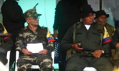 Foto de archivo de alias "Iván Mordisco" (i), comandante general de la disidencia de las FARC, y el comandante alias "Calarca". EFE/ Ernesto Guzmán