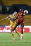 Jennifer Hermoso (i), de Tigres, disputa un balón con Grace Asantewaa (d), de Juárez, durante un partido de vuelta de los cuartos de final de la Liga MX Femenil entre Tigres y Juárez en el estadio Universitario, en San Nicolás de los Garza Nuevo León (México). EFE/ Antonio Ojeda
