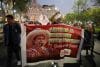Personas sostienen un cartel en una manifestación contra el gobierno este viernes, en Lima (Perú). EFE/ Paolo Aguilar