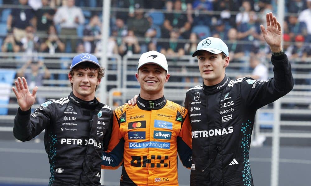 De izquierda a derecha, el italiano Kimi Antonelli de Mercedes, el británico Lando Norris de McLaren y el británico George Russell de Mercedes posan este sábado, al final de la carrera sprint del Gran Premio de Formula Uno en el circuito de Interlagos, en Sao Paulo (Brasil). EFE/ Sebastiao Moreira