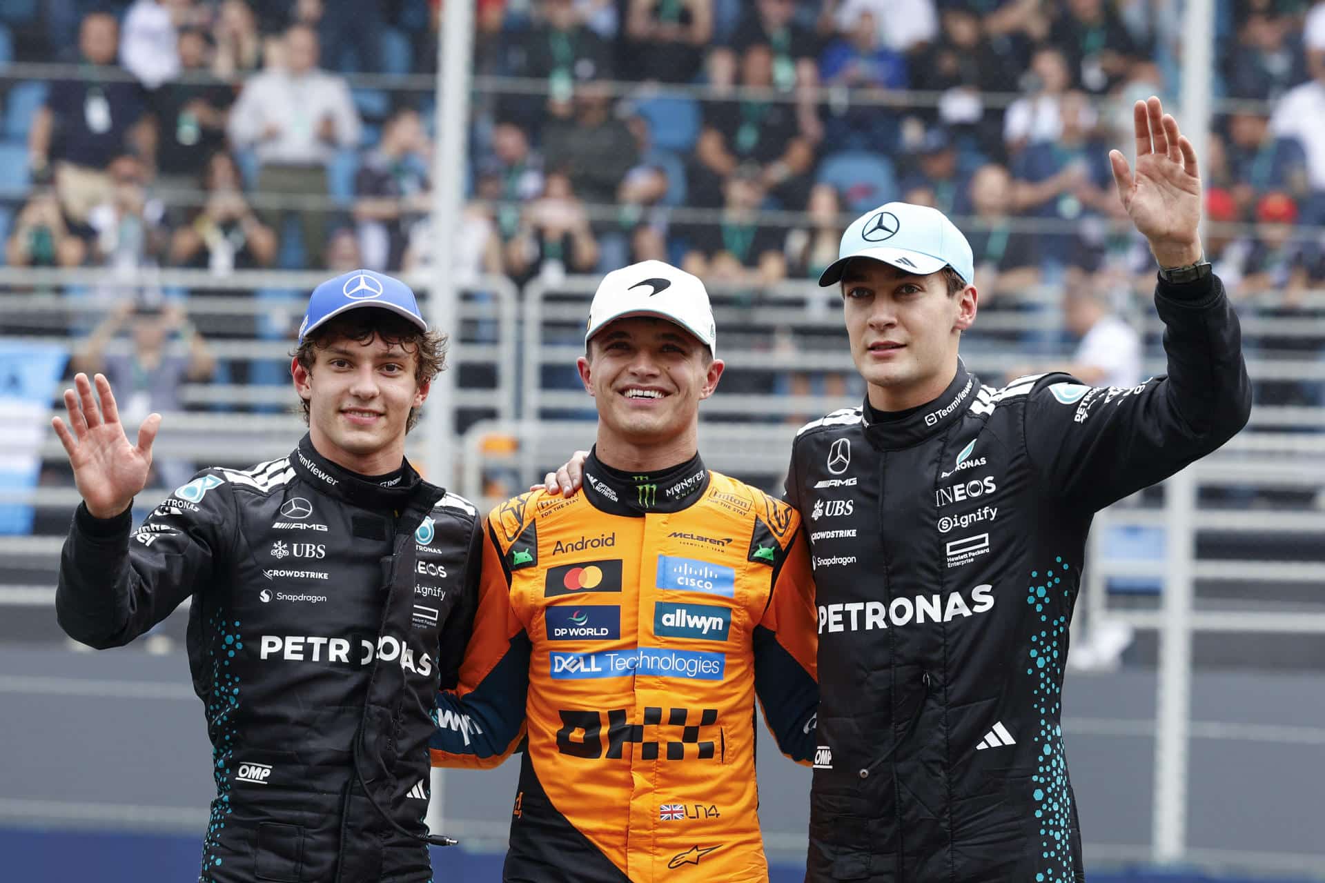 De izquierda a derecha, el italiano Kimi Antonelli de Mercedes, el británico Lando Norris de McLaren y el británico George Russell de Mercedes posan este sábado, al final de la carrera sprint del Gran Premio de Formula Uno en el circuito de Interlagos, en Sao Paulo (Brasil). EFE/ Sebastiao Moreira