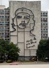 Fotografía donde se observa el edificio del Ministerio del Interior de Cuba (Minint) con la imagen del guerrillero argentino-cubano Ernesto 'Ché' Guevara este viernes, en la plaza de la Revolución en La Habana (Cuba). EFE/ Ernesto Mastrascusa
