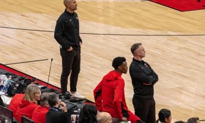 El entrenador de Brooklyn Nets, Jordi Fernández (i), este domingo, en el partido de la NBA ante Toronto Raptors. EFE/ Julio Cesar Rivas