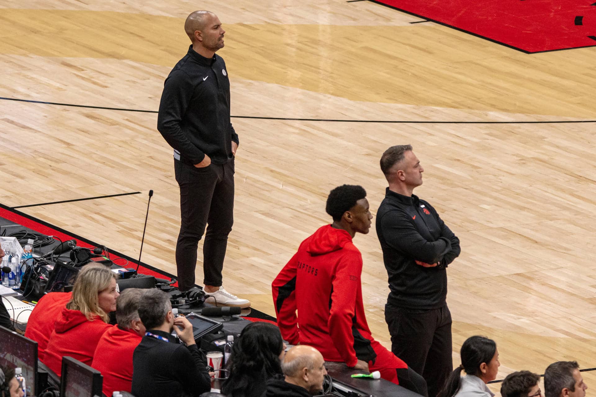 El entrenador de Brooklyn Nets, Jordi Fernández (i), este domingo, en el partido de la NBA ante Toronto Raptors. EFE/ Julio Cesar Rivas