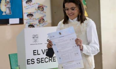 La vicepresidenta de Ecuador, Maria José Pinto, vota para el referéndum este domingo, en Quito (Ecuador). EFE/ Gianna Benalcazar