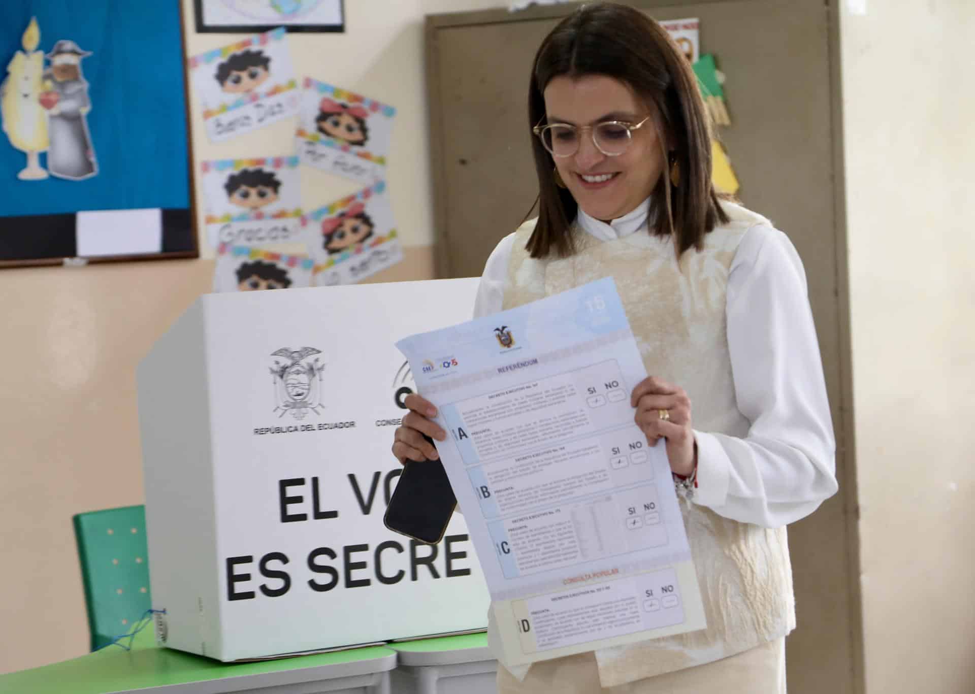 La vicepresidenta de Ecuador, Maria José Pinto, vota para el referéndum este domingo, en Quito (Ecuador). EFE/ Gianna Benalcazar